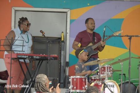 mural of band playing drums and keyboard